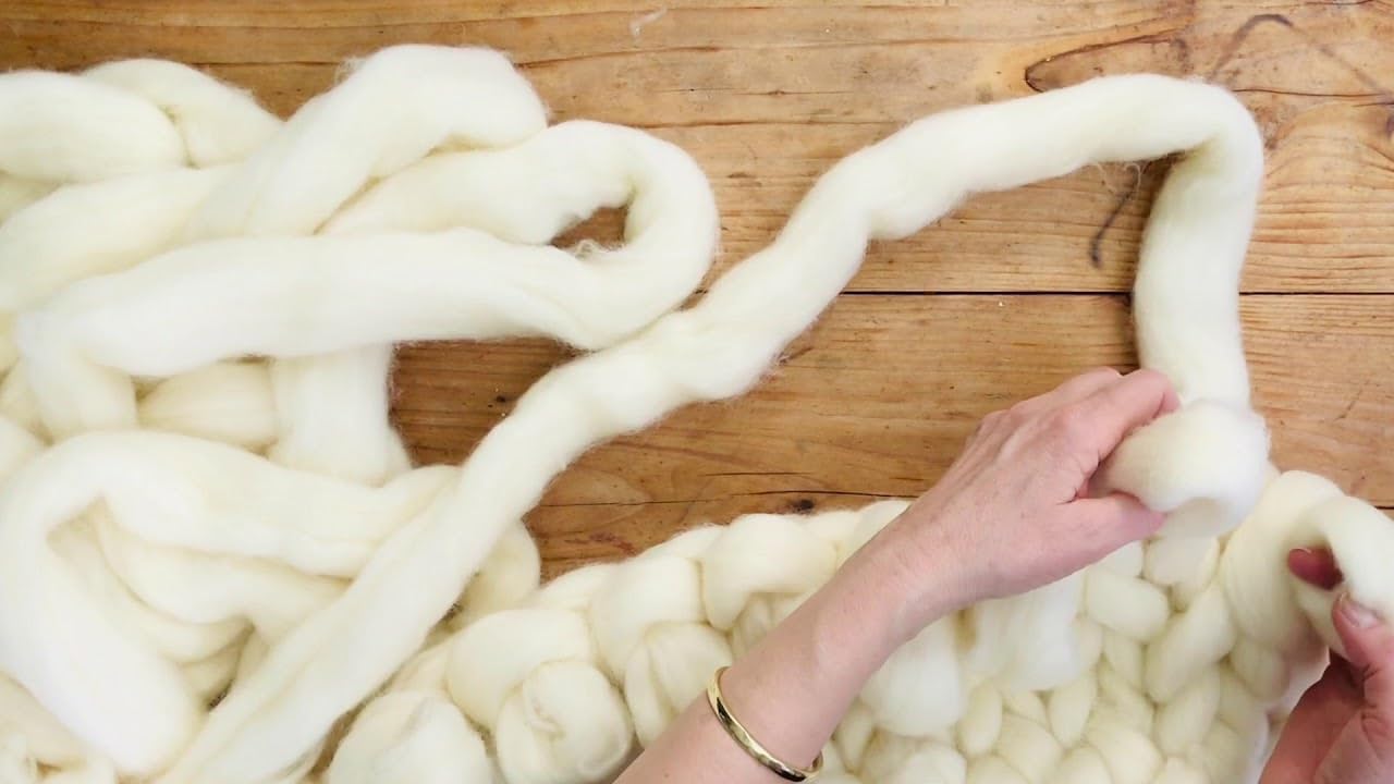 1 lb Wool roving Yarn unspun Fiber | Soft Chunky Jumbo Yarn for Arm Knitting Blanket |100% Natural Undyed (Ecru White) Bulk, Felting Core Combed Carded Stuffing.