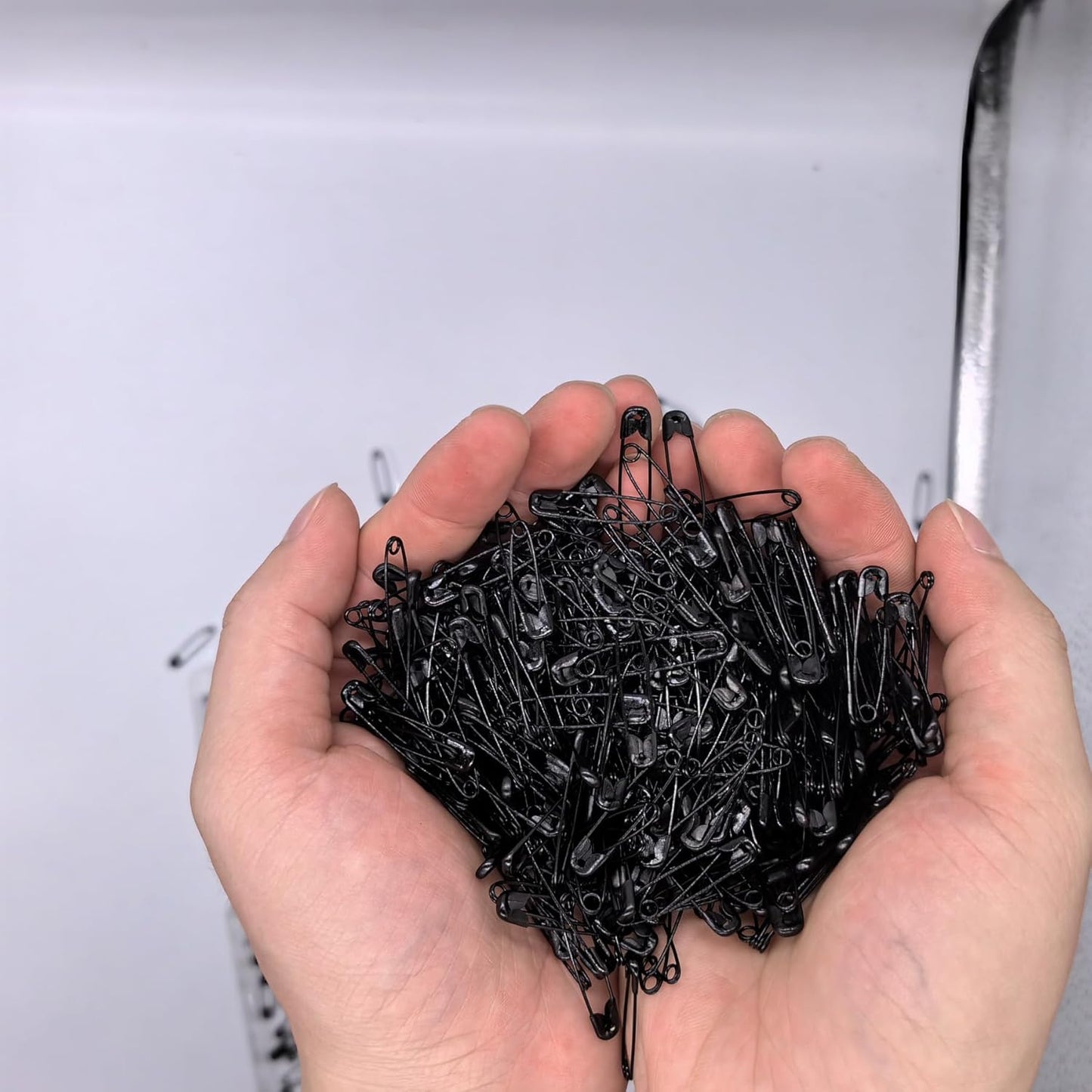 1000PCS Safety Pins, 1.1 inch Small Safety Pins, Rust-Resistant Nickel Plated Steel, Sharp Edge Safety Pin for Clothes, Sewing, 28mm Decorative Safety Pins Assorted (Black)