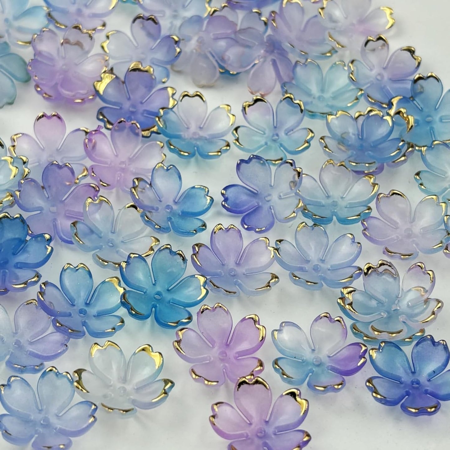 100pcs Acrylic Flower Beads, 19mm Cherry Blossom Plastic Gradient Flower Spacer Beads for DIY Crafts Bracelet Necklace Earrings Jewelry Making(Blue Purple)
